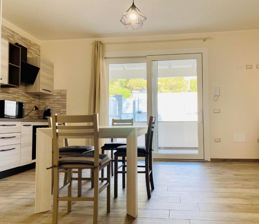 Apartamento Nuova Residenza Dei 7 Pini A Pochi Passi Dal Mare Porto Pino Exterior foto